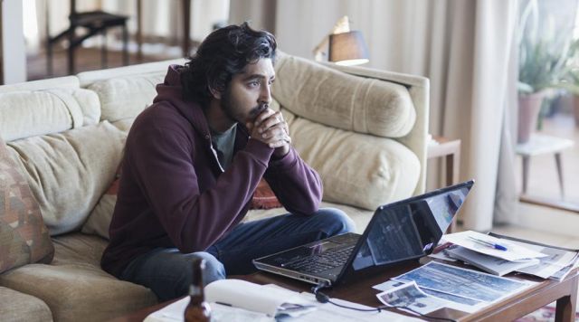 The sweatshirt hoody Saroo Brierley (Dev Patel) in Lion