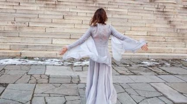 El vestido gris de Sofi (Àstrid Bergès-Frisbey) en I Origins