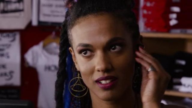 Les boucles d'oreilles de Amanita Caplan (Freema Agyeman) dans Sense8 S02E01