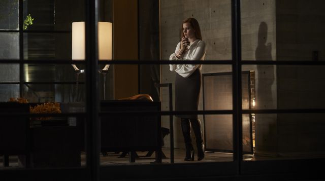 The gold bracelet of Susan Morrow (Amy Adams) in Nocturnal Animals