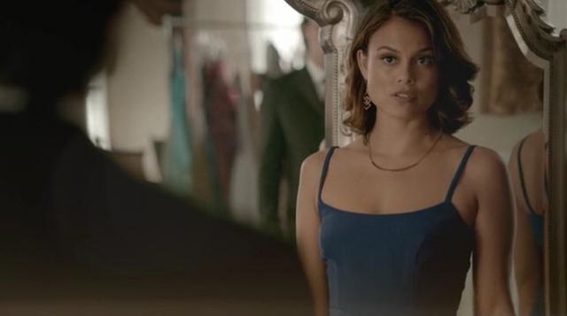 Le collier de Sybil (Nathalie Kelley) dans The Vampire Diaries S08E09