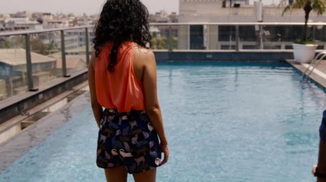 Le short "Chats" bleu marine porté par Kala Dandekar (Tina Desae ) dans Sense8