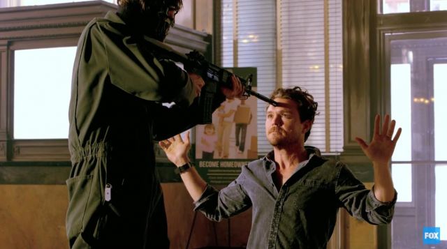 La chemise noire de Martin Riggs (Clayne Crawford) dans l'Arme Fatale S01E01