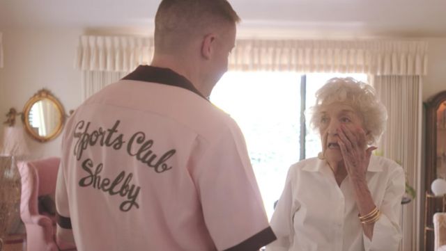 La chemise rose Sports Club Shelby de Macklemore dans son clip Glorious