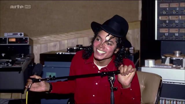 La Chemise rouge (2) de Michael Jackson dans Bad 25