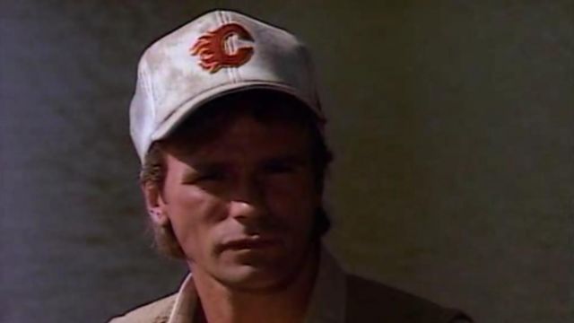 Gorra Calgary Flames de MacGyver (Richard Dean Anderson) en MacGyver S01E06
