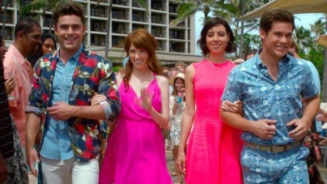 Chaqueta floral de Dave Stangle (Zac Efron) fuera de control