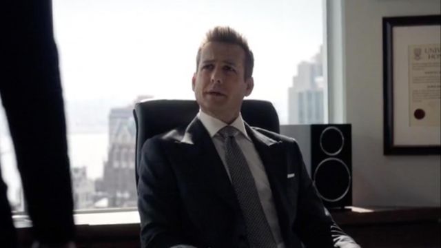 New cabinets in the office of Harvey Specter (Gabriel Macht) in Suits S07E04