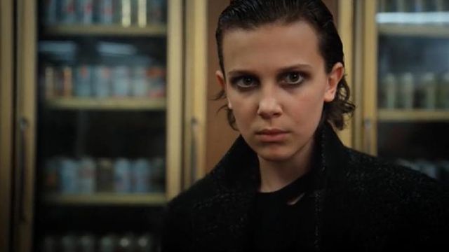 El blazer negro que lleva Eleven (Millie Bobby Brown) en Stranger Things S02E07