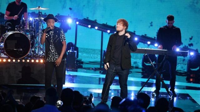 La veste d'Ed Sheeran pendant son duo avec Soprano aux NRJ Music Awards 2017