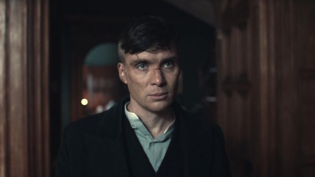 La chemise grise à col blanc de Thomas Shelby (Cillian Murphy) dans Peaky Blinders S03E06