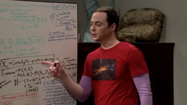 Le t-shirt rouge de Sheldon Cooper (Jim Parsons) dans The Big Bang Theory S11E07