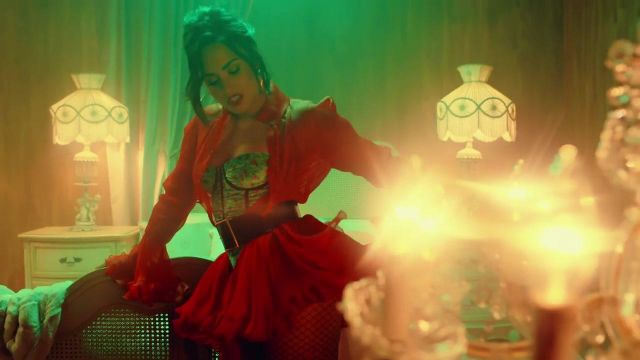 Le caraco rouge à volants de Demi Lovato dans le clip Échame La Culpa de Luis Fonsi