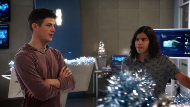 The hooded t-shirt of Barry Allen (Grant Gustin) in The Flash S04E09