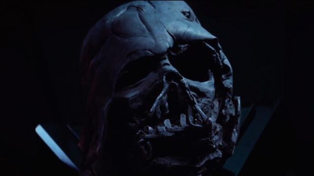 La réplique du casque brûlé de Dark Vador dans Star Wars VII : Le Réveil de la Force