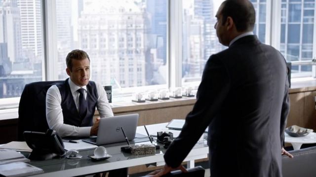 Business Card Holder / Note Holder of Harvey Specter (Gabriel Macht) as seen in Suits S05E01