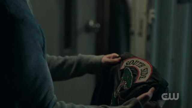 La veste en cuir de Jughead Jones (Cole Sprouse) dans Riverdale S01E13