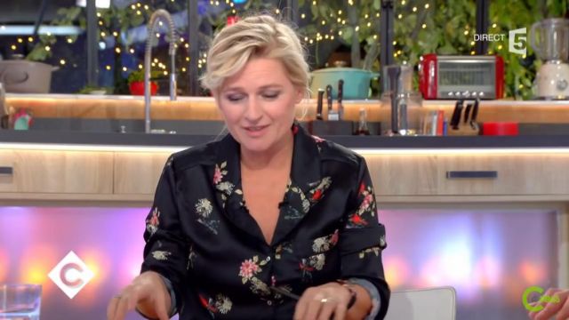 La blusa de Anne-Elisabeth Lemoine en C à Vous del 29/11/2017
