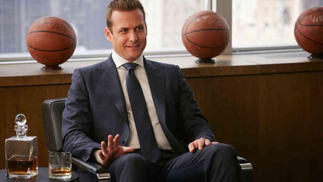 The highball glass of Harvey Specter (Gabriel Macht) in Suits