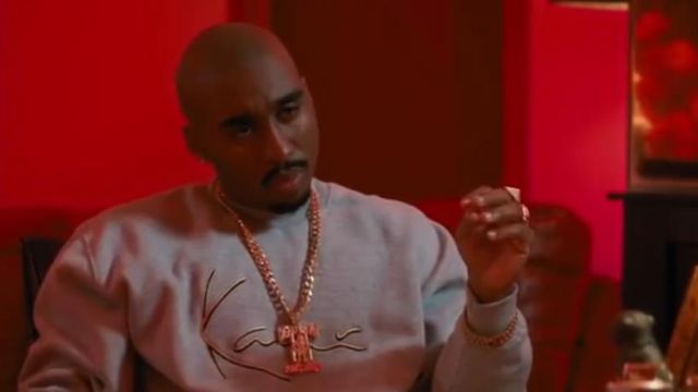 Le sweatshirt gris de Tupac Shakur / 2Pac (Demetrius Shipp Jr.) dans All Eyez on Me