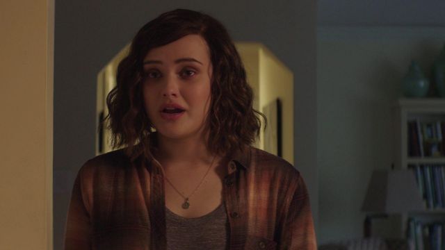 The plaid shirt of Hannah Baker (Katherine Langford) in 13 reasons why S01E12