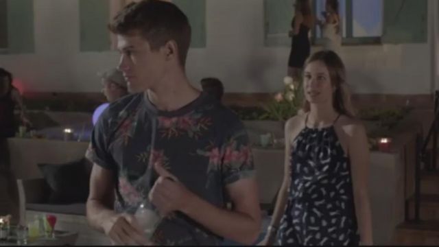 The t-shirt flowers of Lucas Moreau (Victor Meutelet) in The Innocent S01E02