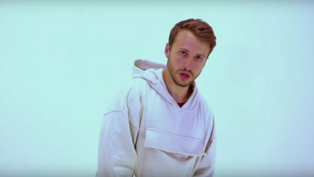 The sweatshirt white hoody Maxenss in the clip Magma VSO