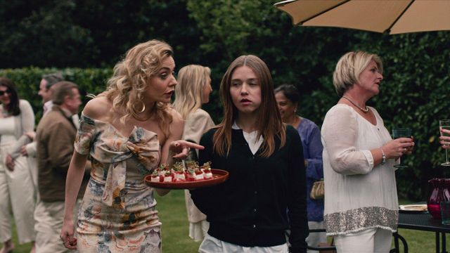 The dress worn by Gwen the mother of Alyssa (Christine Bottomley) in The end of the f***ing world S01E01