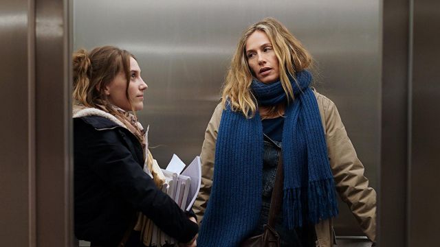 escrúpulo azul usado por Cecile de France como se ve en Call my agent S01E01