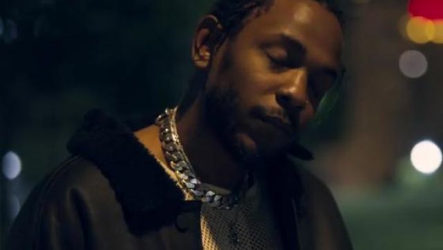 El collar que lleva Kendrick Lamar en su clip LOYALTY. hazaña Rihanna