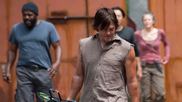 The sleeveless shirt Daryl Dixon (Norman Reedus) in The Walking Dead