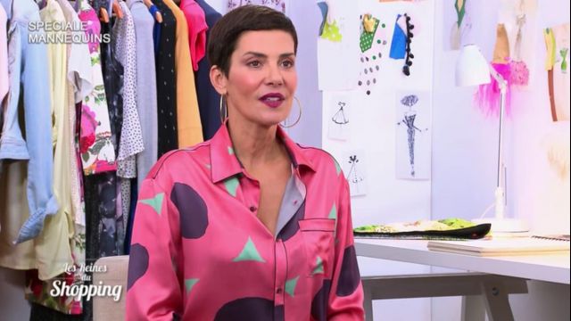 Chemise rose à motifs géométriques portée par Cristina Cordula dans les reines du shopping.