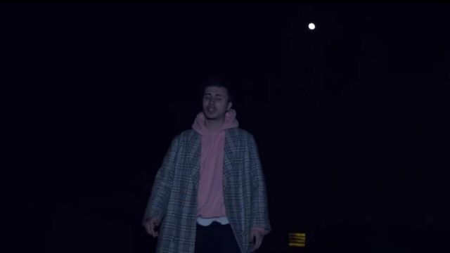 La veste à carreaux de Foda C dans le clip Rémi de Columbine