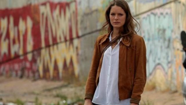La chemise et le blouson en daim portés par Julia Taro (Stéphane Caillard) dans la série Marseille (Saison 2 Episode 4)
