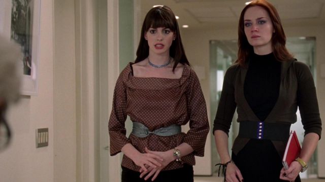The blouse brown polka dot of Andrea Sachs (Anne Hathaway) in The devil wears Prada