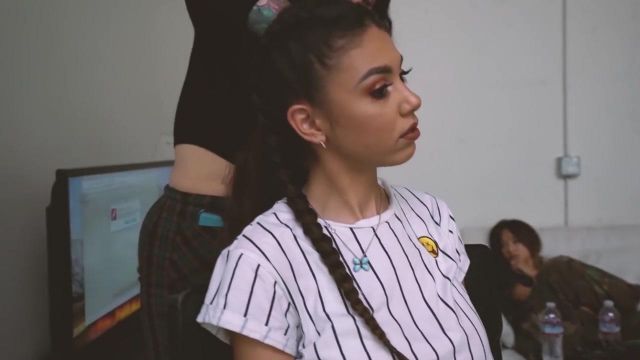 Rayé Blanc Shirt porté par Bhad Bhabie comme on le voit dans la photo