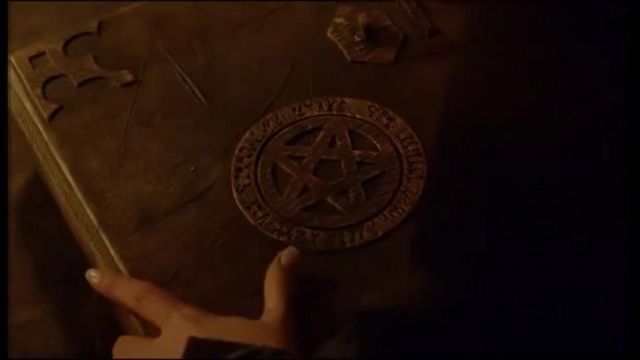 The grimoire of Morgana (Marilou Berry) in Merlin, disenchanted | Spotern