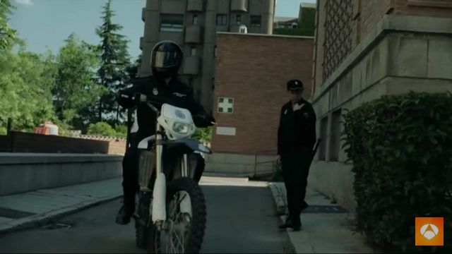 The jacket of the Tokyo police (Úrsula Corberó) in The Casa de Papel S02E06