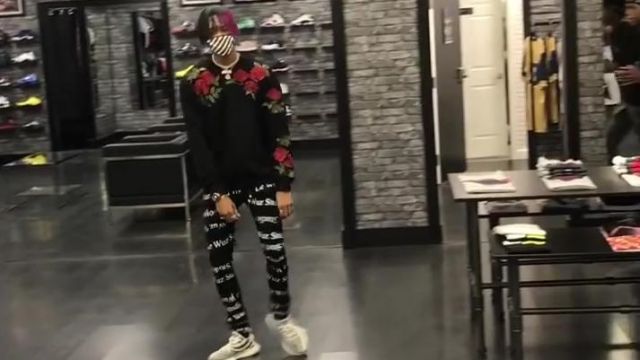 Le pull et le Pantalon porté par Ayo comme on le voit dans ce "Compte en Banque" de la vidéo YouTube à partir de HiiiKey