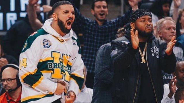 The T-shirt long sleeved Broncos worn by Drake at a game of the Playoffs in the NBA 2018
