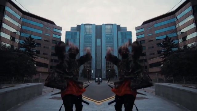 The orange t-shirt of Scarlxrd in her music video Heart Attack