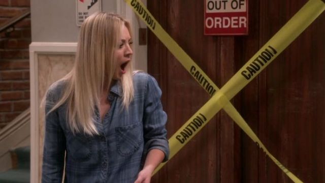 La chemise bleue de Penny (Kaley Cuoco) dans The Big Bang Theory S11E22