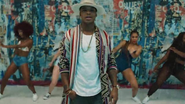 The cardigan pattern african of Ne-Yo in her video clip a Push Back