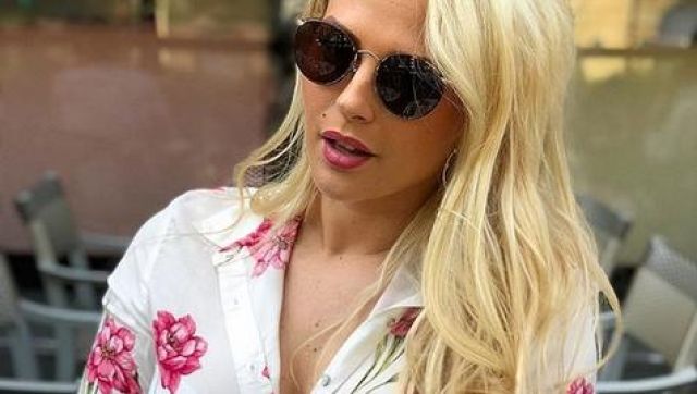 The shirt with pink flowers worn by Kelly Vedovelli of the TPMP on a photo taken in the street
