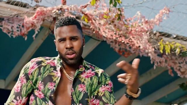 The shirt flowering of Jason Derulo in her video clip Colors
