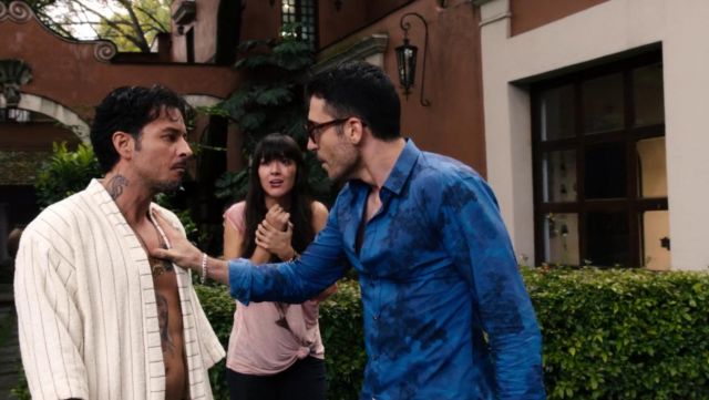 T-shirt bleu porté par Lito Rodriguez (Miguel Ángel Silvestre) comme on le voit dans Sense8 S01E10