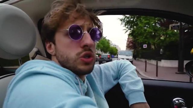 Les lunettes de soleil violettes de Maxenss dans la video Freestyle de potes de Squeezie, Maxenss et Seb la Frite