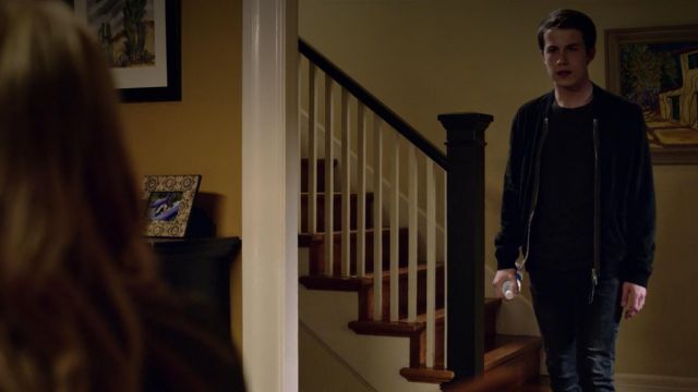 En Daim noir Veste gris avec fermeture à glissière porté par Clay Jensen (Dylan Minnette) comme on le voit dans les 13 Raisons pour lesquelles S02E01