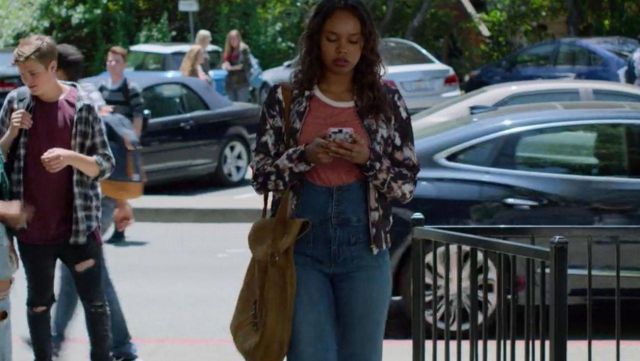 Le bomber à fleurs de Jessica Davis (Alisha Boe) dans bomber 13 Reasons Why S02E02