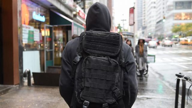 Backpack worn by Elliot Alderson (Rami Malek) as seen in Mr. Robot S01E01